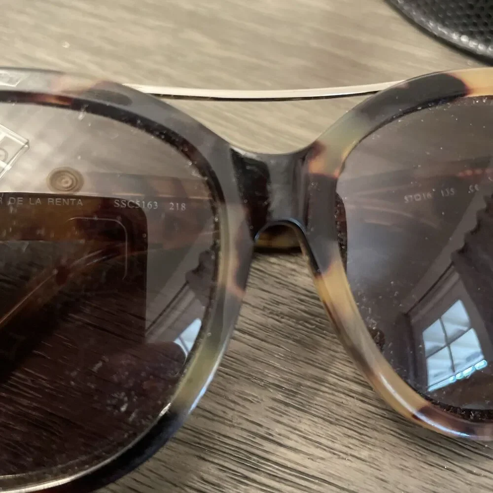 Oscar De La Renta Tortoise Brown  Sunglasses With Case Women’s